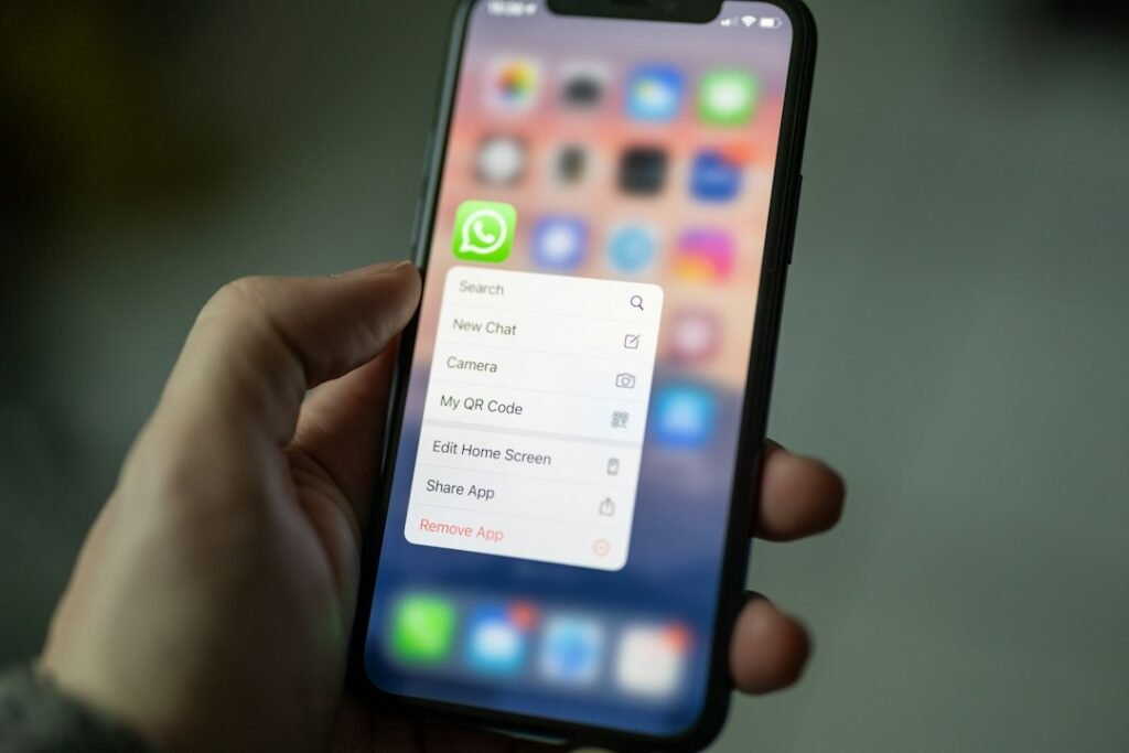 Consultation d’un échange sur smartphone pour tester la continuité entre site et contact