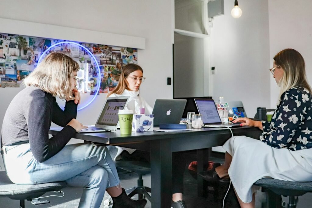 SEO pour la recherche IA : une équipe prépare les questions et les contenus d’un site